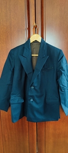 老式纯毛料子服女式套装，衣服和裤子是同一块布料深蓝色，手机拍