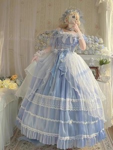 出款漂亮的蓝色连衣裙，品牌椿山物语。裙子采用蕾丝和雪纺材质，