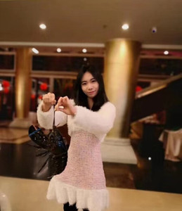 小香风粉白色毛茸茸连衣裙 M码 穿过一两次  去餐厅吃龙虾穿