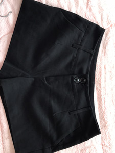 黑色超短裤适合2.3腰围，带里衬稍有弹力，穿着特别舒服。50