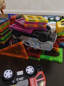 儿童磁力片积木玩具，可拼接成各种形状