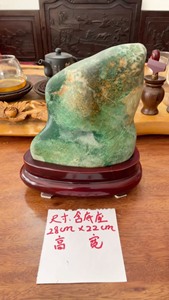 广东省广宁县产的绿玉，也叫广宁玉，长度26厘米，高度28厘米