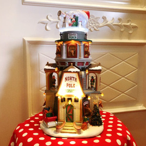 圣诞帽水晶球暸望塔复古房子音乐盒圣诞老人暸望塔！顶上是透明的