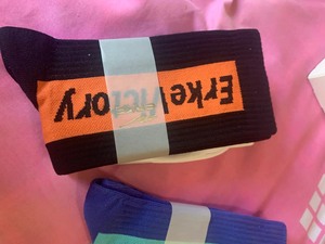 出FENDI芬迪2021春夏新款中筒袜子，颜色为黑色和橙色，