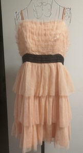 橘粉色网纱千层蛋糕L码吊带连衣裙。拼黑色缎面腰带，做工非常精