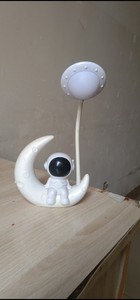 出一款宇航员月亮台灯，白色款式，适合放置在儿童房间作为床头灯