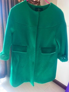 洛呗一绿色大衣M码，照片有色差，实物很好看接近图3