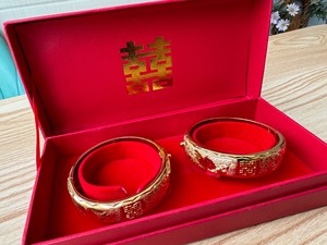 婚礼仿真金器金饰摆件2个仿真镯子➕红色礼盒，可在婚礼的时候搭