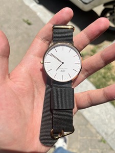 dw男式手表，买了两年没怎么戴过