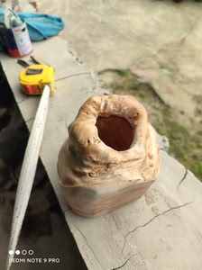 荔枝树天然木眼（树瘤）笔筒， 高13厘米，宽13厘米，口径4