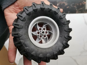 出黑色的橡胶轮胎，适用于1：8积木车。它具有四轮驱动和高花纹