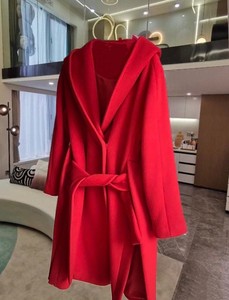 moco红色大衣 m码 衣服前几年专柜购入，买来将近2000