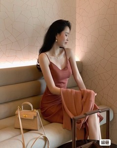 章蜜糖 豆沙色温柔复古显白优雅性感气质连衣裙