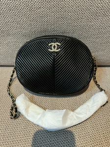 Chanel香奈儿，黑金扣椭圆形圆饼链条包风情包