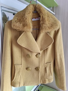 茵佳妮专卖店购买羊毛外套，短款真毛领，颜色好看，显瘦显高显白