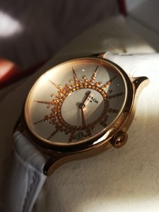 尼维达女式石英腕表 型号LQ6122 几年前本地手表专柜购买
