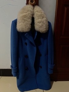 阿莱专柜购买，羊绒大衣，很厚，雾霾蓝，狐狸毛。没穿几次，也没