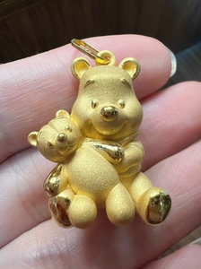 足金999，黄金维尼熊吊坠。超级无敌可爱的维尼熊，大熊抱小熊