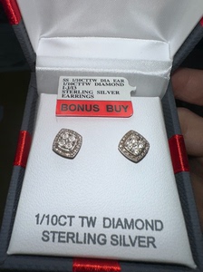 钻石耳钉和钻石项链。美国老字号JC商场的钻石耳钉和项链，0.
