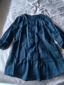 全新复古女士衣服藏蓝色棉麻长衫汉服，有盘扣，袖口设计独特。喜