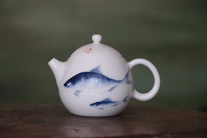 上新，手绘八大山人鱼茶壶，釉上青花，羊脂白玉材质，容量115