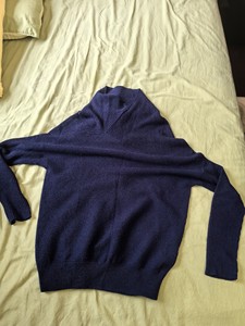 宝蓝色Vero moda针织羊毛衫，不规则蝙蝠袖超级收身，1