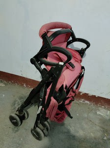 婴儿推车可坐可躺，有储物袋和餐盘，图片上没有安装。部分地方可