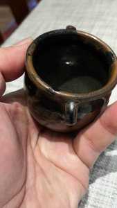 宋金时期，磁州窑黑釉铁锈花水盂，铁绣花形成了一个牛字，逼真传