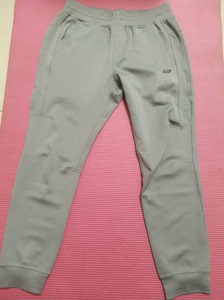 斯凯奇 浅灰色运动裤 料子很丝滑很舒服 口袋有拉链 设计很讲