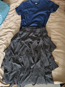 出一条裙子+优衣库短袖455758，裙子品牌未知。黑色波点裙