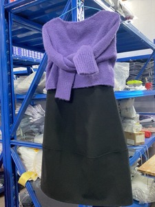 E28，短装紫色毛衣配A字黑长裙套装，气质感显年轻，厂家样衣