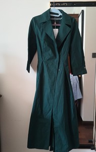 慧兰风衣。墨绿色，160/84A，M码。时尚刺绣宽腰带，裙摆