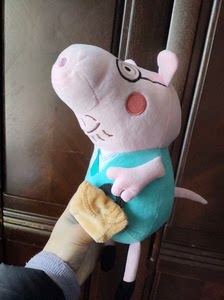 猪爸爸玩偶娃娃，有工作包，算上脚大约32cm