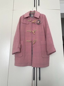 Eland家粉色牛角扣学院风呢子大衣，内里是粉色格子，穿过两