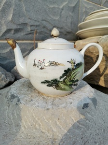 文革山东淄博陶瓷厂保卫祖国纹茶壶，纯手绘，壶身完整，品相如图