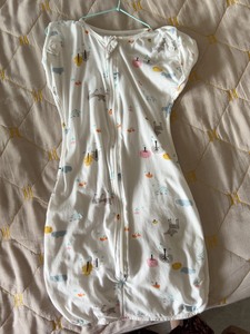 防惊跳睡袋，袖口有按扣，可以选择给宝宝露出胳膊或者不露