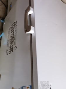 316升奥马冰柜一级能效，门上面有个小凹点，未使用过  正常