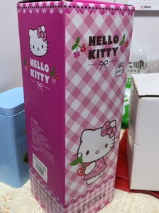 全新hellokitty保温杯，两个盖，一个是按压式倒水倒盖