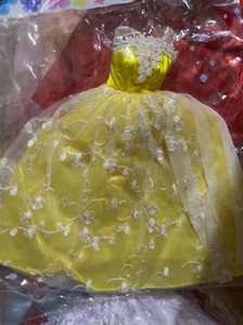 芭比娃娃婚纱 黄色娃衣 7块钱一件 不包邮