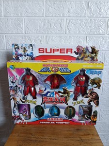 处理一盒超人VS怪兽变蛋玩具，成色如图，产品未拆封过，彩盒在