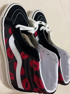 Vans/范斯 SK8-Hi 情人节唇印系列黑红高帮滑板鞋