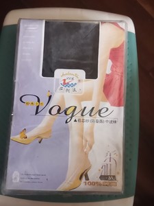 全新的黑色丝袜，品牌为Vogue，款式为中筒袜，丝质材质，厚