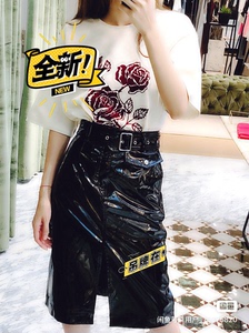 商场专柜购入MOCO秋季新品亮面漆皮半身裙MAI3SKT02