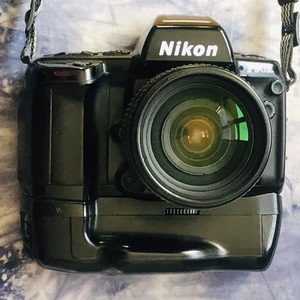 尼康F90X胶片相机成色如图，不含手柄，不含背带，手柄已出。