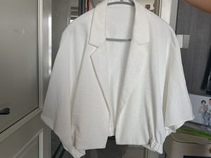 白色小篇幅衫款式，简单大方，商场购买，短款齐腰款，140斤已