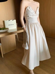 白白家DT广州UUS珠链设计感吊带连衣裙女春装2023年新款