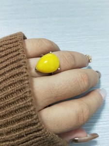 乐印琥珀的蜜蜡戒指。10年前买的，成色非常好。戒圈14—15
