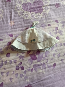 水灵的淡蓝凉帽，无褪色，拍照光线问题，六个月至周岁的宝宝都能