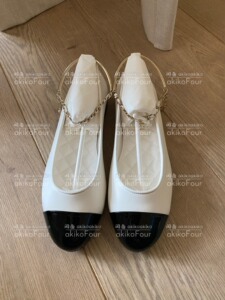 Chanel 22S 黑白拼色芭蕾鞋玛丽珍鞋链条吊坠