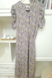 夏季淡紫色碎花连衣裙，腰围有抽绳，肩部褶皱袖子，很漂亮。买来